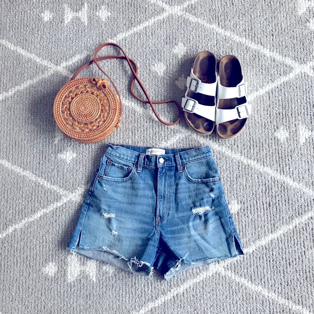 Abercrombie High Rise 4” Shorts, size 26